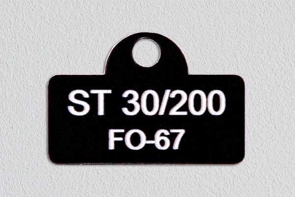 Graveeritud plastist must riputi 2 rida