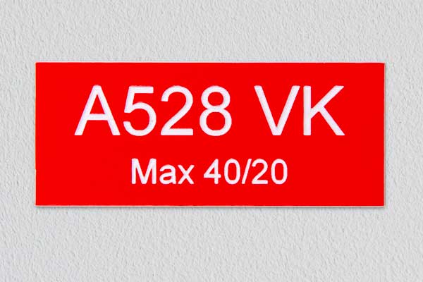 Graveeritud plastist punane 2 rida, kandilised nurgad