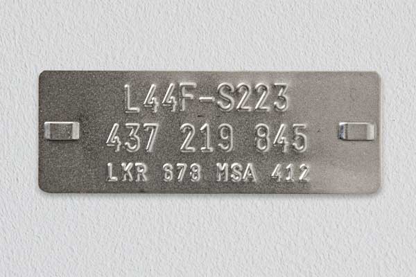 Kolmerealine reljeefne kaablimärkija